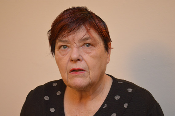 Evelyn hat eine kleine Rente, sie reicht für die Miete und Nebenkosten. Zum Leben bleibt nicht viel. (Foto: Marius Thöne)