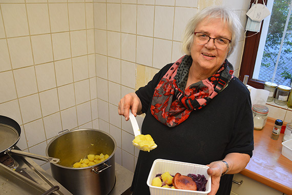 Christine Brothun hat in der Küche das Regiment. Hier füllt sie eine Portion zum Mitnehmen ab. (Foto: Marius Thöne)