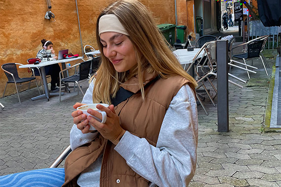 Friederike lernt die Vorzüge der dänischen Kaffeepause kennen. (Foto: privat)