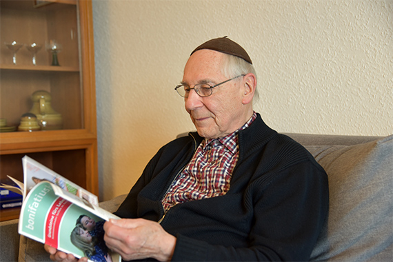 Schon als Kind hat Pfarrer Heinrich Stenzaly das Bonifatiusblatt, die Mitgliederzeitschrift des Hilfswerkes, gelesen. Foto: Theresa Meier