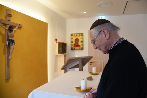 Regelmäßig feiert Pfarrer Heinrich Stenzaly die Heilige Messe in der Hauskapelle des Malteserstiftes St. Johannes XXIII. in Hamburg-Lohbrügge. Foto: Theresa Meier