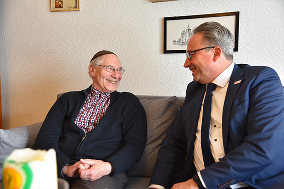 Referent Andreas Kaiser (rechts) vom Stiftungszentrum des Bonifatiuswerkes ist der direkte Ansprechpartner für Pfarrer Stenzaly, der in ihm eine gute und verlässliche Unterstützung bei der Klärung wichtiger Themen wie Spenden- und Nachlassregelung sieht. Foto: Theresa Meier
