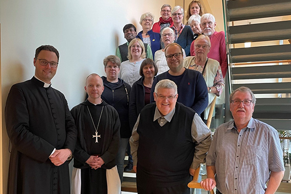 Die Reisegruppe zusammen mit Bischof Erik Varden (Zweiter von links). (Foto: Julian Heese)