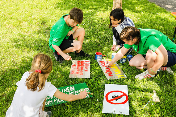 Die Kinder und Jugendlichen malen Schilder, um die Verschmutzung der Umwelt durch Müll zu vermeiden. (Foto: Foto: BDKJ-Bundesstelle/Jürgen Escher)