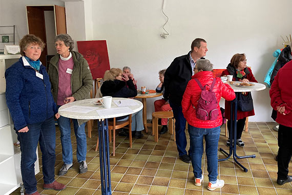 Die Koordinatorinnen Brigitta Gebauer (l.) und Beatrix Bos-Forchow (2.v.l.) freuen sich über eine gelungene Eröffnungsfeier. (Foto: Aloys Bushuven)