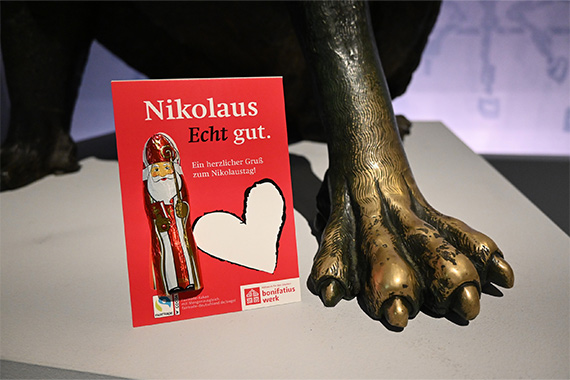 Das Berühren der Tatze der berühmten Aachener Bärin soll Glück bringen. (Foto: Diözesanmuseum Paderborn)