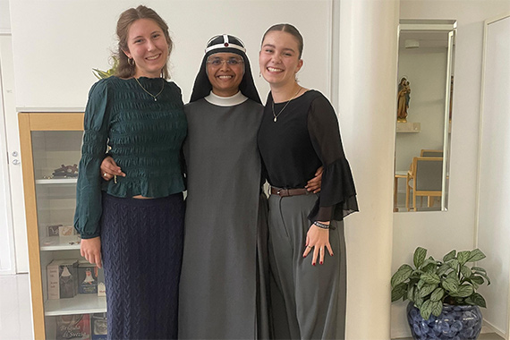 Von links: Pauline Hunold mit Birgittenschwester Gennarina und Siri Helene Borries im Birgittenkloster in Turku (Foto: Schwester Anusha)