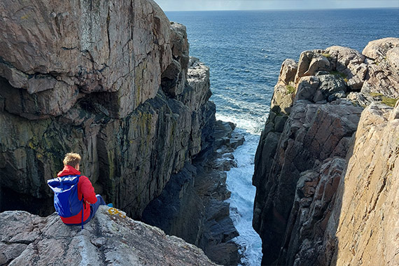 Der ehemalige Bergen-Praktikant Jannis Post an einer Klippe in Norwegen (Foto: Johannes Paditz)