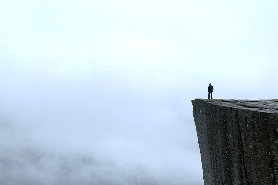 Der ehemalige Bergen-Praktikant Johannis Paditz auf dem Preikestolen in Norwegen. (Foto: Jannis Post)  