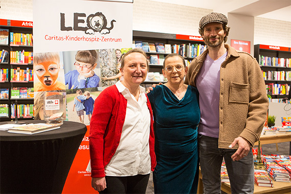 Autorin Eva Maria Nielsen (links), Beate Danlowski (mitte), Leiterin des Kinderhospizdienstes LEO und Arne Friedrich, Schirmherr des Caritas-Kinderhospiz-Zentrums LEO. (Foto: Walter Wetzler)