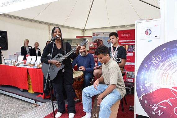 Judy Bailey wird auch in diesem Jahr wieder ein kleines Konzert am Stand des Bonifatiuswerkes geben. (Foto: Simon Helmers)