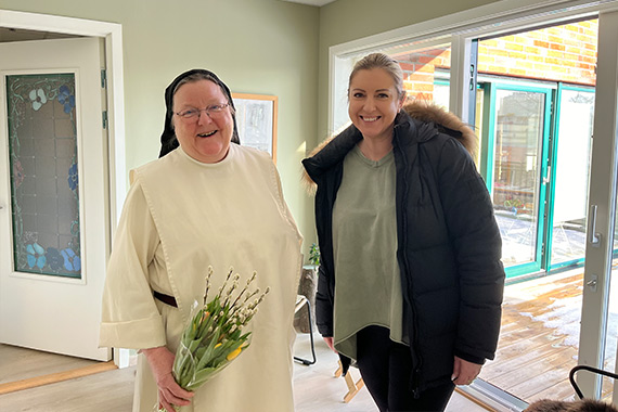 Zur Vergabe des Fertigstellungsbescheids überreichte Architektin Katarzyna Lazzeri  Blumen an Schwester Anne Bente Hadland. (Sr. Ane-Elisabet Røer, OP)