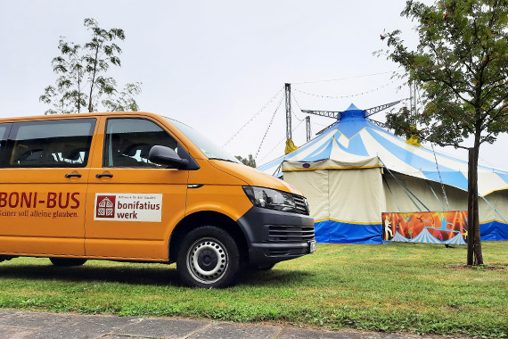 Auch ein vom Bonifatiuswerk geförderter BONI-Bus kam beim Programm des Himmelzeltes zum Einsatz. (Foto: Antonia Przybilski)