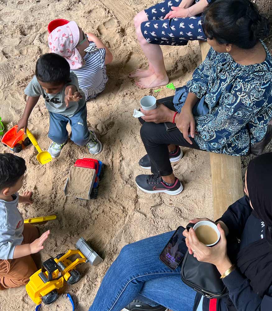 Im Sandkasten können die Kinder Burgen bauen oder Sandkuchen "backen". (Foto: Bettina Tönnesen-Hoffmann)
