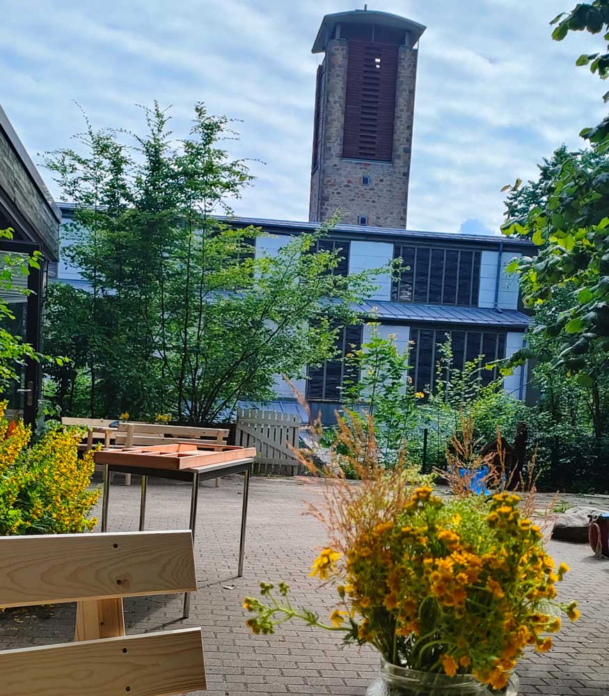 Der Mitmachgarten befindet sich direkt neben der Herz-Jesu-Kirche und wird sogar durch diese betreten. (Foto: Bettina Tönnesen-Hoffmann)
