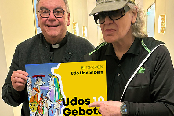 Monsignore Georg Austen und Udo Lindenberg mit dem Plakat zur Ausstellung "Udos 10 Gebote", die noch bis Sonntag in Erfurt gezeigt wird. Foto: Norbert Dembski