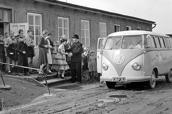 Seit 1949 unterstützt das Bonifatiuswerk Diaspora-Gemeinden bei der Anschaffung von sogenannten „BONI-Bussen“. (Foto: Bonifatiuswerk)