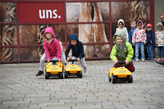 Kinder der Kita St. Bonifatius während des Bobby-Car-Rennens vor dem Paderborner Dom. (Foto: Theresa Meier)