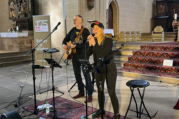 Das Duo "Stine & Stone" sangen Lieder von Udo Lindenberg. (Foto: Katrin Keller)