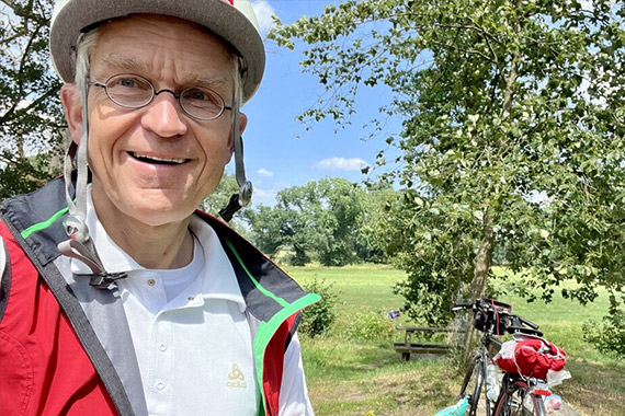 Domradio.de-Chefredaktuer Ingo Brüggenjürgen fährt auf seinem 30 Jahre altem Fahrrad. (Foto: domradio.de)