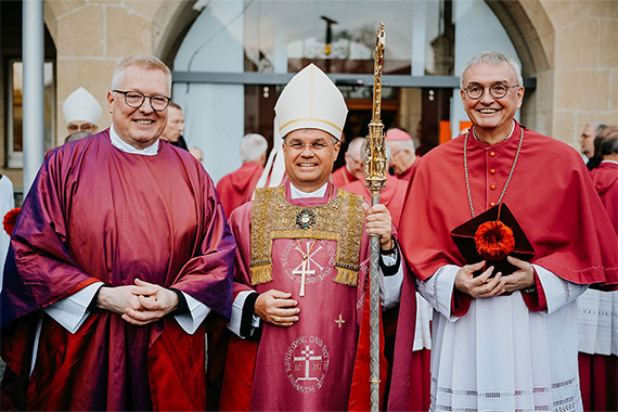 Erzbischof Dr. Udo Markus Bentz (Mitte) hat Prälat Thomas Dornseifer (rechts) und Monsignore Dr. Michael Bredeck zu seinen gleichberechtigten Generalvikaren ernannt. (Foto: Besim Mazhiqi/Erzbistum Paderborn)