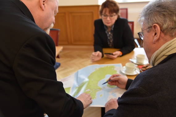 P. Pascal Lung OP (rechts), Agnes Eggertz und Monsignore Austen verschaffen sich einen Überblick über die Projekte in Schweden. (Foto: Pia Wittek)