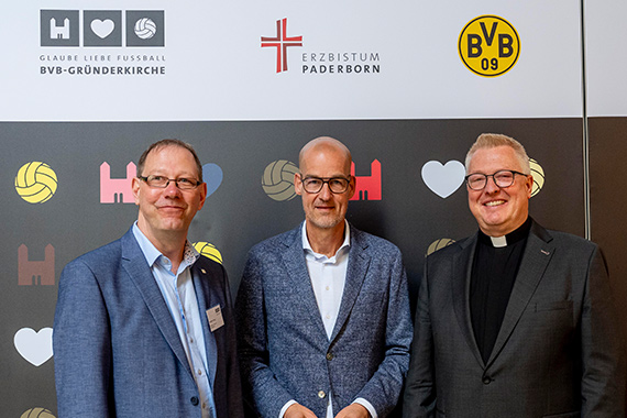 Das Erzbistum Paderborn und der Fußballverein Borussia Dortmund gründen in einer bisher einzigartigen Kooperation zwischen Kirche und Zivilgesellschaft ein gemeinsames Zentrum für Begegnung, Kommunikation und Werte - Ausgangspunkt ist die Dreifaltigkeitskirche in Dortmund. V.l.n.r.: Gemeindereferent Karsten Haug, BVB-Geschäftsführer Carsten Cramer, Generalvikar Dr. Michael Bredeck. Foto: BVB