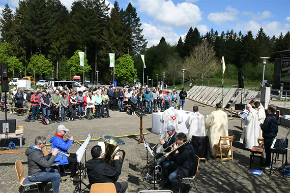 Das Wetter spielte mit beim „Boni-Bus-Pilgerweg“ mit Christi-Himmelfahrt-Gottesdienst unter freiem Himmel. (Foto: Ursula Schmieder)