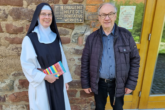 Vorsitzender des Diözesanbonifatiuswerkes Paderborn, Pfarrer i. R. Wolfgang Winkelmann, mit der Priorin von Kloster Helfta, Schwester Maria Katharina Hauschild OCist. (Foto: Diözesan-Bonifatiuswerk Paderborn) 