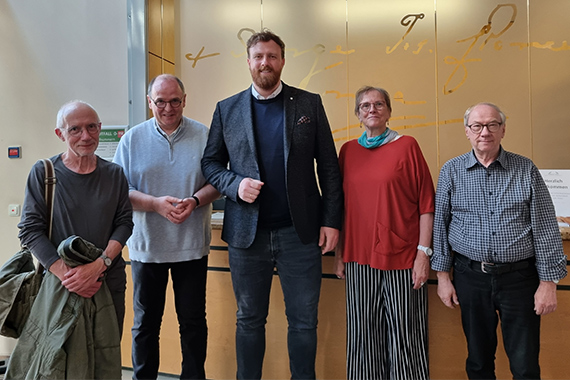 Die Vertreter der Bonifatiuswerke von Magdeburg (Dr. Dagobert Glanz (r.) und Regina Masur (l.)) und Paderborn (Wolfgang Winkelmann (2.v.l.) und Matthias Micheel (2.v.r.)) mit dem Oberbürgermeister von Weißenfels und engagiertem Christen, Martin Papke. (Foto: Diözesan-Bonifatiuswerk Paderborn)