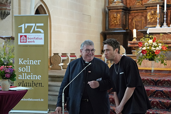 Monsignore Georg Austen im Gespräch mit Clueso über Udo Lindenbergs Musik und Kunst. Foto: Simon Helmers