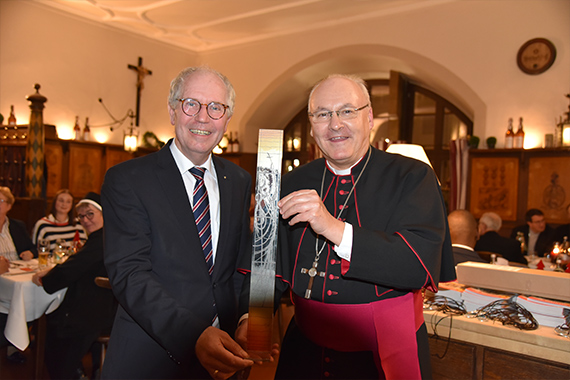 Manfred Müller überreicht Bischof Dr. Rudolf Voderholzer eine Bonifatiusstele. (Foto: Matthias Band)
