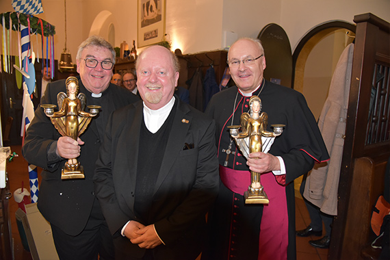 Der Stockholmer Generalvikar Pascal René Lung OP (Mitte) hat Bischof Dr. Rudolf Voderholzer (rechts) und Monsignore Georg Austen jeweils eine Engelsfigur geschenkt. (Foto: Matthias Band)