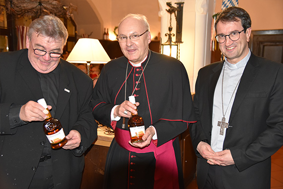 Bischof Raimo Goyarrola (rechts) aus Helsinki in Finnland hat Bischof Dr. Rudolf Voderholzer (Mitte) und Monsignore Georg Austen einen finnischen Beerenlikör geschenkt. (Foto: Matthias Band)