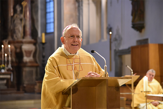 Bischof Dr. Ulrich Neymeyr zelebrierte am Montag den Gottesdienst in der Regensburger Niedermünsterkirche. (Foto: Simon Helmers)