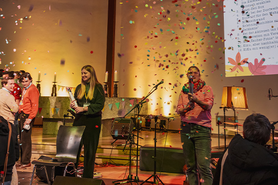 Kunterbuntes Konfetti gibt es selten in einer Kirche. (KircheKunterbunt)