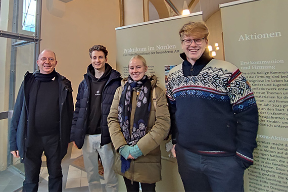Die drei ehemaligen Praktikanten berichteten am Diaspora-Sonntag über ihre Erfahrungen. (Foto: Ordinariat Erfurt)