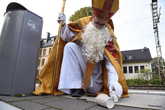 	Für eine saubere Welt: Der Nikolaus tut Gutes und sammelt Müll. (Foto: Pia Wittek)