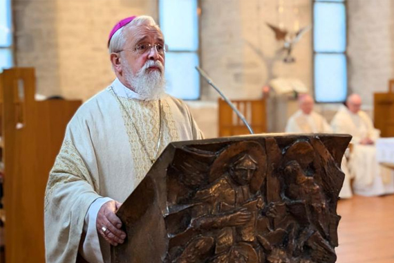 "Wenn wir selbst nicht brennen, können wir auch andere nicht entflammen", so Bischof Feige in seiner Predigt. (Foto: Bistum Magdeburg)