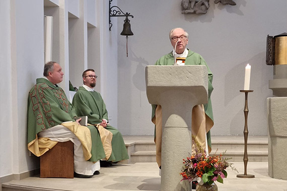 Vorsitzender Wolfgang Winkelmann bei der Predigt in der Christkönig Kirche in Bad Meinberg. (Foto: Matthias Micheel)