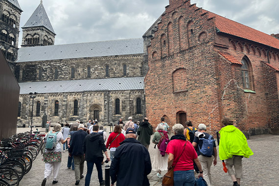 Die Reisegruppe auf dem Weg zur Domführung nach Lund. (Foto: Katrin Keller)