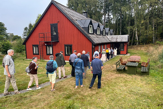 Dieses typische rote Schwedenhäuschen ist ein Gästehaus, welches einst ein Hühnerstall war. (Foto: Katrin Keller)