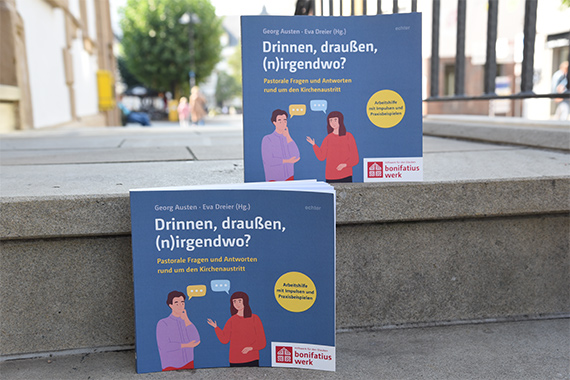 Das Bonifatiuswerk hat die erste pastorale Arbeitshilfe zum Thema Kirchenaustritt herausgebracht. (Foto: Theresa Meier)