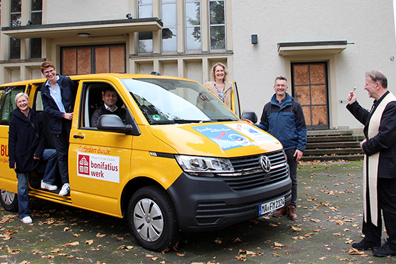 Pfarrer Martin Wetzel bei der Segnung des BONI-Buses im letzten Jahr. Mit ihm freuten sich Mandy Jost (v.l.), Sandra Nitsche, Olaf Nitsch, Corinna Hess und Tobias Aldinger. (Bild: kathma/Schuhmann)