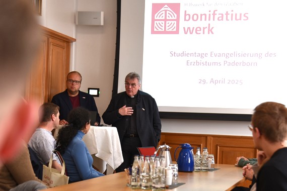 Monsignore Georg Austen, Generalsekretär des Bonifatiuswerkes und Julian Heese, Leiter der missionarischen und diakonischen Pastoral, informierten über die Arbeit des Bonifatiuswerkes. (Foto: Pia Wittek)