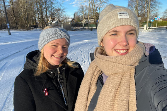 Luzia und Sophia genießen die lettische Winterlandschaft. (Foto: privat)