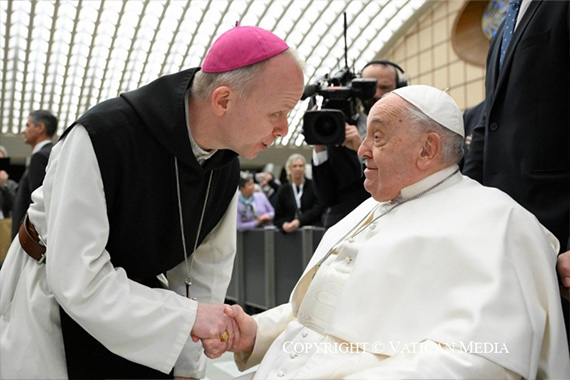 Bischof Erik Varden, Prälat von Trondheim und apostolischer Administrator und Vorsitzender der nordischen Bischofskonferenz, beim Empfang mit Papst Franziskus. (Foto: Vatikan Media)