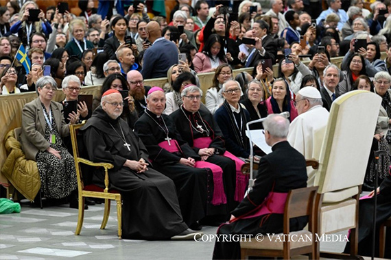 Von links: Die Bischöfe Czeslaw Kozon (Kopenhagen), Peter Bürcher em. (Reykjavik), Kardinal Anders Arborelius (Stockholm) beim Empfang bei Papst Franziskus. (Foto: Vatican Media)