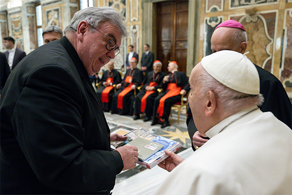 Bonifatiuswerk-Generalsekretär Monsignore Georg Austen traf Papst Franziskus 2024 in Rom. (Foto: ©Vatican Media)