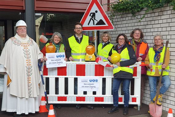 Baustellenschild und Absperrband zierten passend zum Motto "Baustelle der Hoffnung" die Kirche im Bistum Eichstätt. (Foto: Christian Hink)